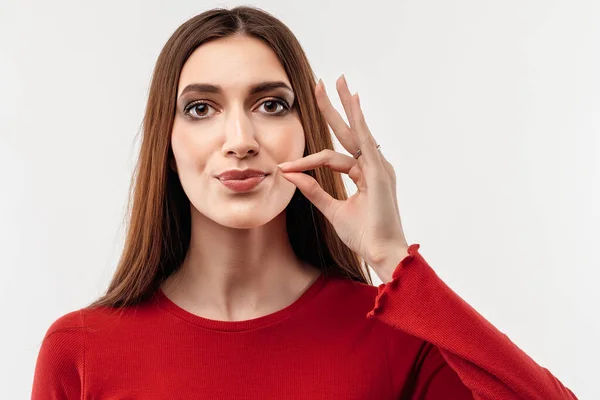 Jonge Vrouw Met Lang Kastanjebruin Haar Casual Rode Trui Met — Stockfoto