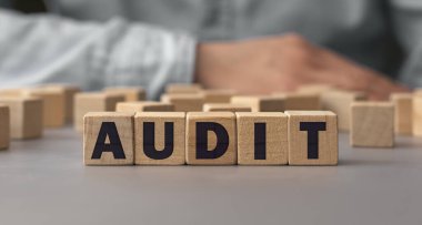 AUDIT kelimesi ahşap küplerden yapıldı. Kavramsal fotoğraf. Seçici odaklanma. Küplerdeki yüzeysel alan derinliği