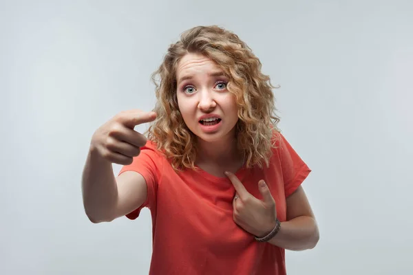 Photo Indignant Blonde Girl Curly Hair Casual Shirt Pointing Finger — Stock Photo, Image