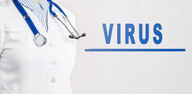 Beyaz arka planda kelime virüsü. Yakınlarda beyaz önlüklü ve steteskoplu bir doktor var. Tıbbi konsept