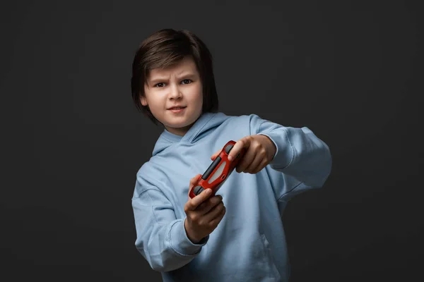 Retrato Menino Bonito Anos Vestido Com Roupas Casuais Com Joystick — Fotografia de Stock