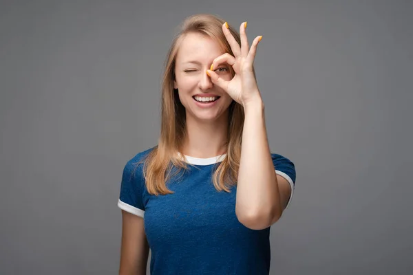 Alegre Hembra Sonriente Con Pelo Rubio Liso Demostrando Dientes Blancos —  Fotos de Stock