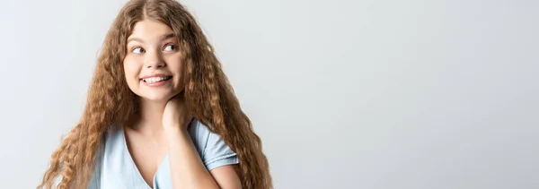 Atractiva Mujer Joven Europea Positiva Con Peinado Rizado Largo Tiene —  Fotos de Stock