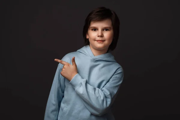 Χαριτωμένο Αγόρι Ετών Casual Ρούχα Δείχνει Δάχτυλό Του Στο Πλάι — Φωτογραφία Αρχείου