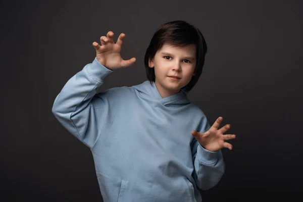 Imagem Menino Bonito Anos Sorrindo Olhando Para Câmera Vestindo Roupas — Fotografia de Stock