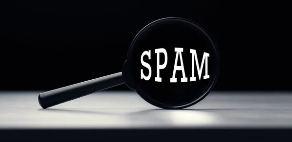 Lente Ingrandimento Con Parola Spam Sul Tavolo Idea Ricerca — Foto Stock