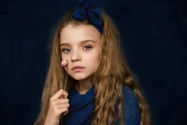 Close Retrato Arte Menina Bonita Anos Idade Com Cabelos Longos — Fotografia de Stock