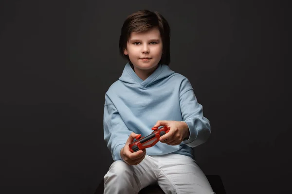 Πορτρέτο Του Χαριτωμένο Αγόρι Ετών Ντυμένος Casual Ρούχα Στέκεται Χειριστήριο — Φωτογραφία Αρχείου