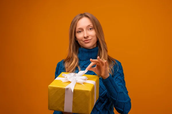 Retrato Uma Jovem Mulher Feliz Camisola Azul Malha Segurando Presente — Fotografia de Stock