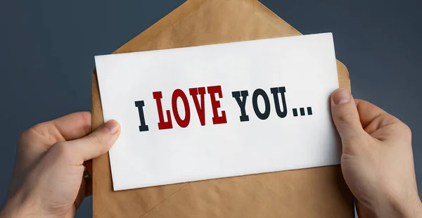Mužské Ruce Drží Řemeslnou Obálku Textem Love You Modrém Pozadí — Stock fotografie