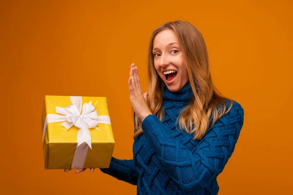 Retrato Una Joven Feliz Jersey Azul Punto Con Regalo Decorado —  Fotos de Stock