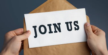 Mavi arkaplan ve iletişim konsepti üzerine ABD 'ye katılan erkek el sanatları zarfı.