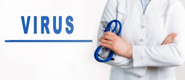 Beyaz arka planda kelime virüsü. Yakınlarda beyaz önlüklü ve steteskoplu bir doktor var. Tıbbi konsept