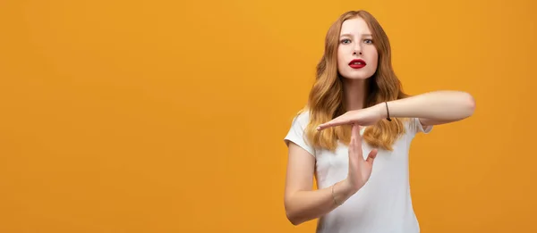 Pretty Young Camiseta Blanca Haciendo Gesto Tiempo Fuera Con Las — Foto de Stock