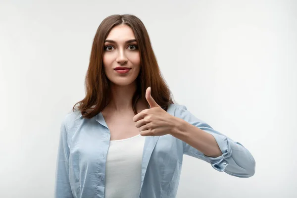 Jonge Vrouw Met Lang Kastanjebruin Haar Gekleed Casual Kleding Toont — Stockfoto