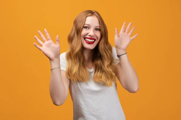 Positiv Ung Kvinna Vit Shirt Ler Glatt Och Sprider Händerna — Stockfoto