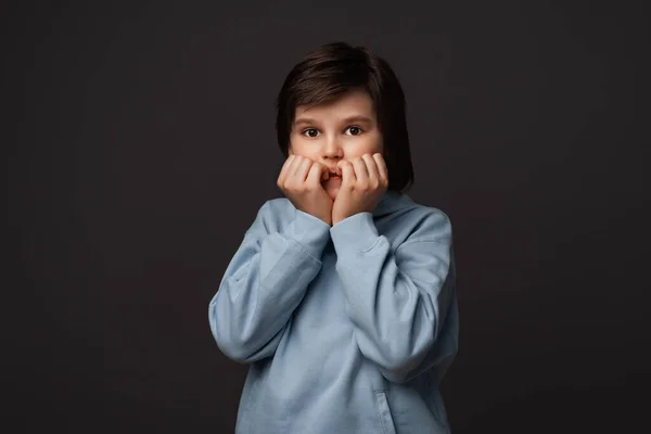 Gambar Anak Laki Laki Terkejut Tahun Mengenakan Pakaian Biasa Mengekspresikan — Stok Foto
