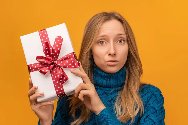 Retrato Una Encantadora Joven Jersey Azul Punto Con Regalo Decorado —  Fotos de Stock