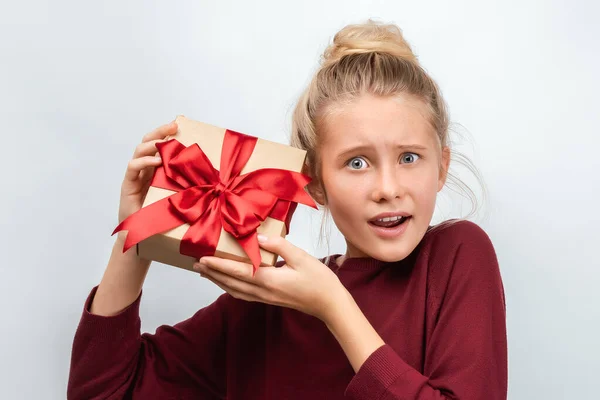 Retrato Chica Rubia Desconcertada Años Suéter Casual Sosteniendo Regalo Decorado —  Fotos de Stock