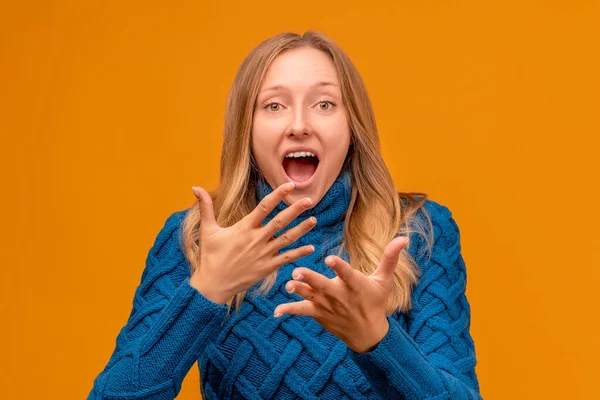 Imagen Una Joven Mujer Conmocionada Suéter Azul Punto Expresando Sorpresa — Foto de Stock