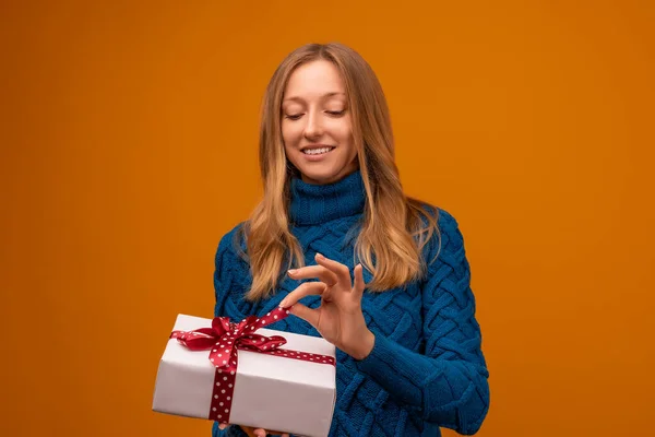 Ritratto Giovane Donna Felice Maglione Blu Lavorato Maglia Con Regalo — Foto Stock