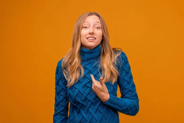 스웨터를 여자의 모습이 자신을 가리키고 표현을 부정적 감정을 나타낸다 스튜디오 — 스톡 사진