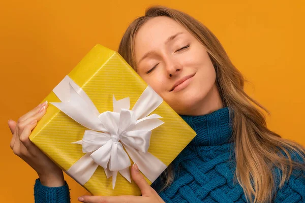 Retrato Una Joven Feliz Jersey Azul Punto Con Regalo Decorado —  Fotos de Stock