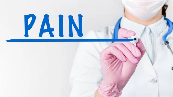 用听诊器和粉色无菌手套把女医生关在白色外套里 用记号写下Pain字样 医疗概念 — 图库照片