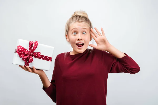 Encantadora Chica Rubia Años Con Regalo Decorado Con Cinta Posando —  Fotos de Stock