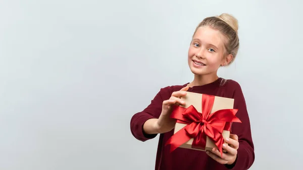 Retrato Niña Rubia Feliz Años Vestida Con Suéter Casual Sosteniendo —  Fotos de Stock