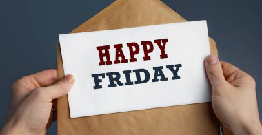 Erkek eller el sanatları zarfı ile mavi arka planda Mutlu Cumalar, iletişim konsepti