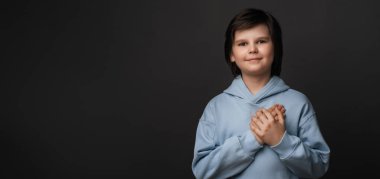 Teşekkür ederim. 10-12 yaşlarında neşeli bir çocuk, günlük kıyafetler giymiş, nazikçe gülümseyen ve avuçlarını kalbime bastıran, hediyeye minnettar olan, her zaman kalbimde olduğunu söyleyen. Pozitif duygular