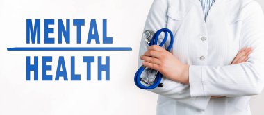 Beyaz arkaplandaki MENTAL Sağlık mesajını gönder. Yakınlarda beyaz önlüklü ve steteskoplu bir doktor var. Tıbbi konsept