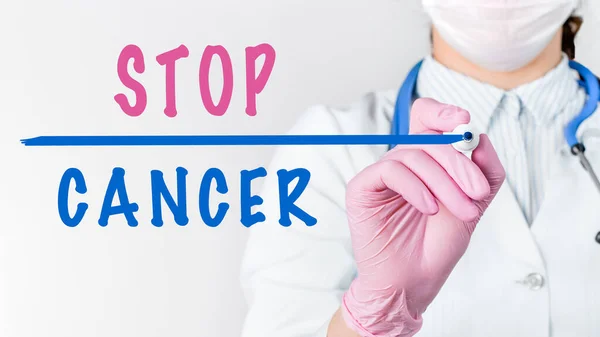 코트를 청진기와 분홍빛 장갑을 의사를 마커로 Stop Cancer 의학적 — 스톡 사진