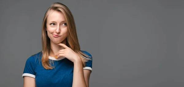 Bedachtzame Jonge Vrouw Met Blond Recht Haar Een Blauw Shirt — Stockfoto