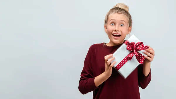 Portrét Šťastné Blondýny Let Oblečené Neformálním Svetru Držící Dárek Zdobený — Stock fotografie