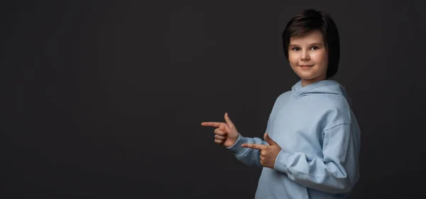 Милий Хлопчик Років Повсякденному Одязі Показує Пальці Бік Вказуючи Простір — стокове фото