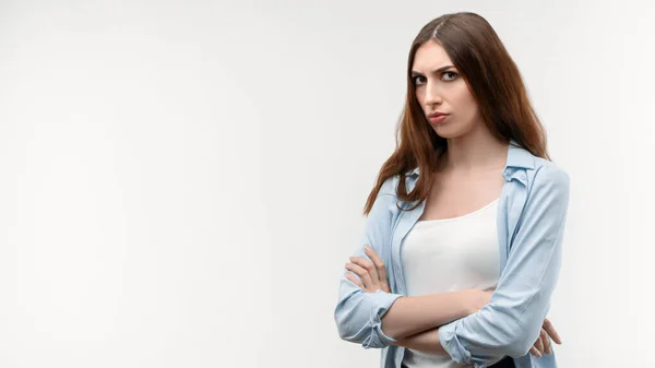 Ontevreden Brunette Vrouw Met Lang Recht Haar Staat Met Haar — Stockfoto