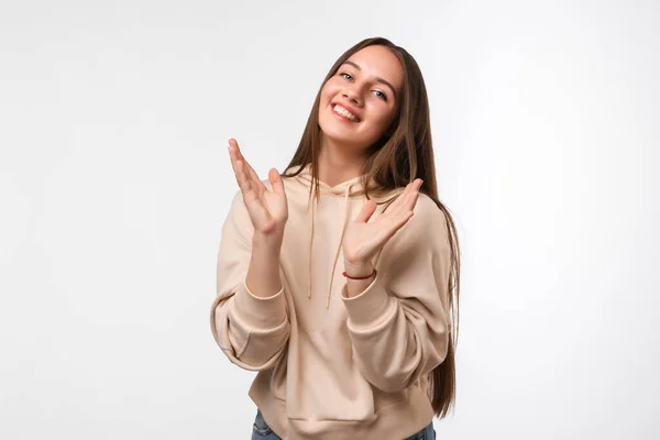 Positieve Jonge Brunette Vrouw Glimlacht Gelukkig Spreidt Haar Handen Naar — Stockfoto