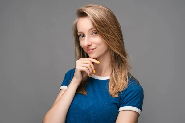 Tänksam Ung Kvinna Med Blont Rakt Hår Och Blå Shirt — Stockfoto