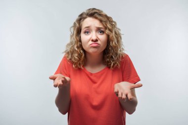 Bunun olabileceğini kim bilebilirdi ki? Güzel görünümlü, kıvırcık saçlı, sıradan tişörtlü, avuçlarını silkmiş, gülümseyen ve özür dileyen sarışın bir kız portresi. Stüdyo çekimi, beyaz arkaplan