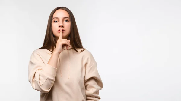 Mujer Morena Hermosa Joven Con Sudadera Con Capucha Beige Casual —  Fotos de Stock