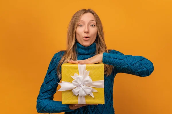 Retrato Una Encantadora Joven Jersey Azul Punto Con Regalo Decorado —  Fotos de Stock