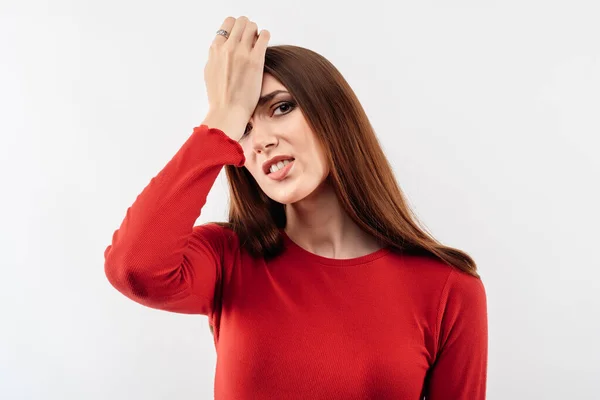 Menina Bonita Com Cabelo Castanho Longo Camisola Vermelha Casual Fez — Fotografia de Stock