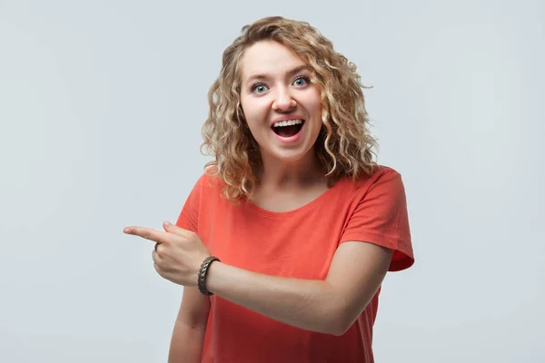 Imagen Una Joven Mujer Feliz Con Pelo Rizado Vistiendo Una — Foto de Stock