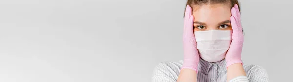 Красивый Молодой Дирл Медицинской Маске Розовых Стерильных Перчатках Держит Голову — стоковое фото
