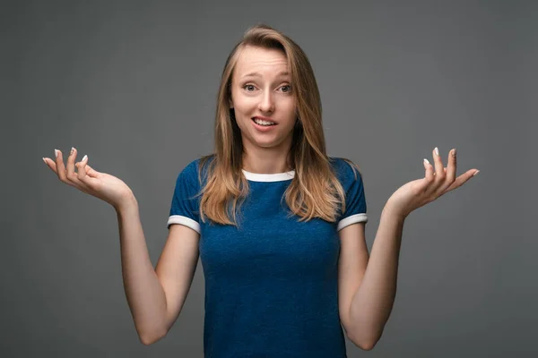 Foto Estudio Una Joven Despistada Con Una Camisa Azul Hombros — Foto de Stock