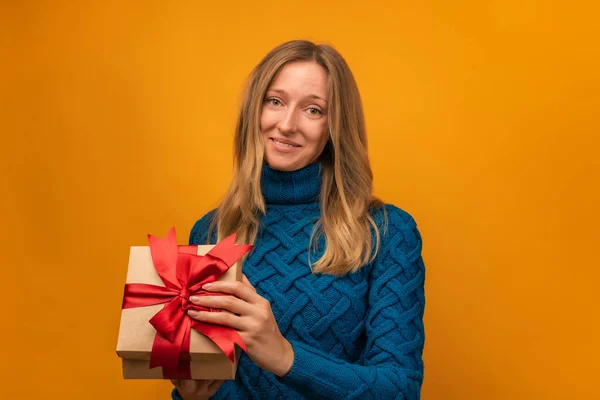 Encantadora Joven Rubia Jersey Azul Punto Abrir Regalo Con Cinta —  Fotos de Stock