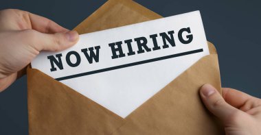 Erkek eller el sanatları zarfı tutuyor mavi arka planda işe alma, iletişim konsepti