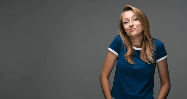 Snygg Kvinna Med Blont Rakt Hår Bär Blå Shirt Ser — Stockfoto
